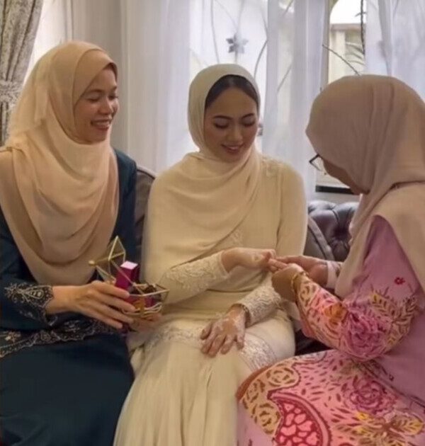 Merisng Rasmi Merisik merupakan adat melayu sebelum memulakan pertunangan