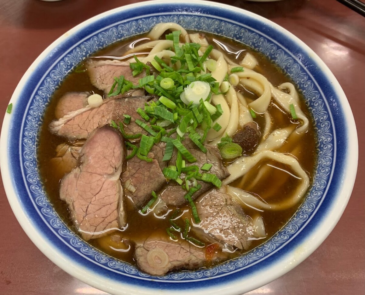 Antara makanan tradisional wajib cuba kat Taiwan, beef noodle soup!