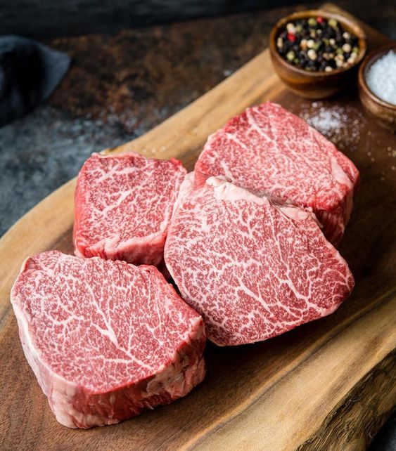 Lemak pada daging wagyu yang memberikan rasa umami yang mendalam tu