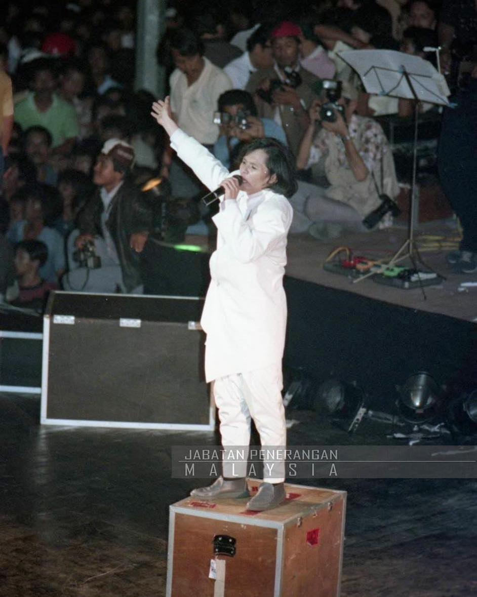 Beliau mempersembahkan lagu chow kit road sebagai permulaan