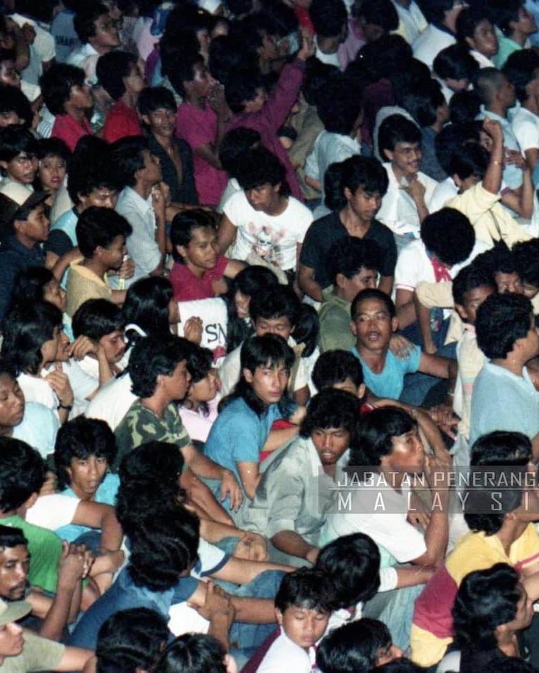 Semua orang bersama melihat persembahan arwah