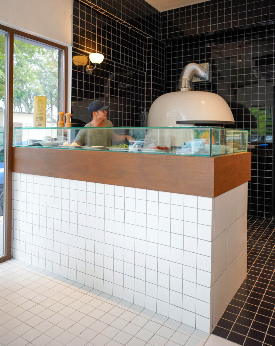 Alan Goh mencipta pizzaa dengan penuh kualiti untuk pelangganya