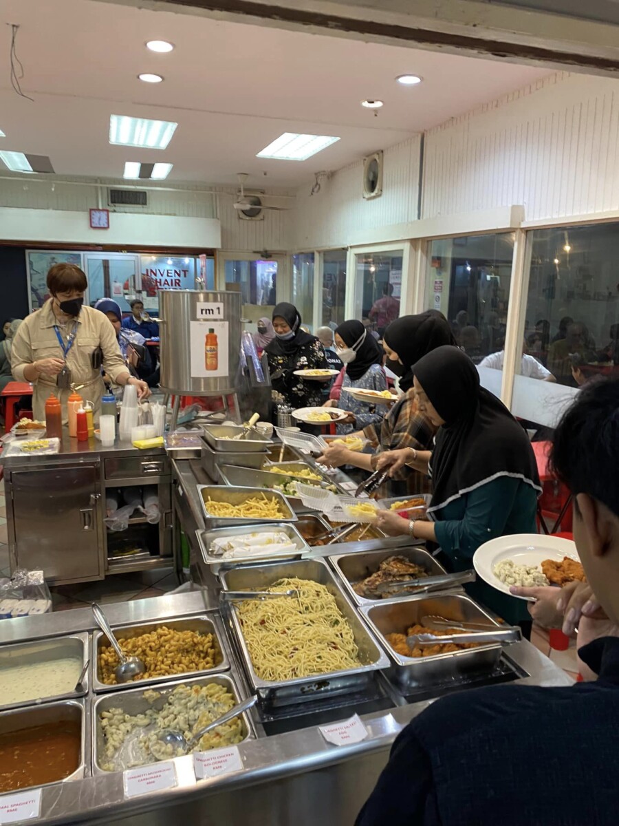 Korang amik lauk sendiri tau, bukan dihidangkan!