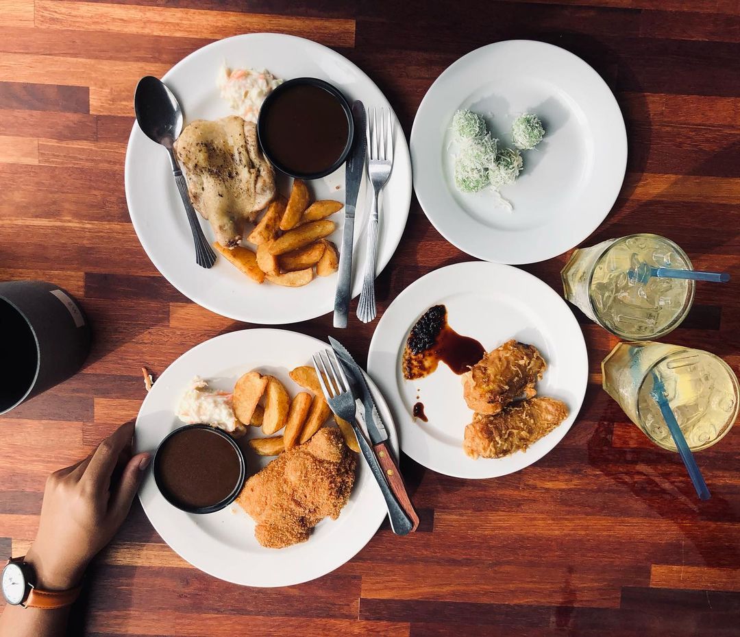 Pelbagai hidangan Barat dan Timur yang enak. 