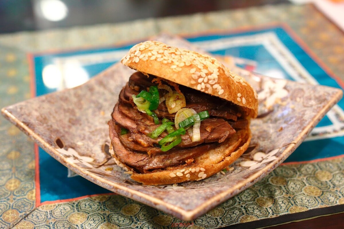 Hirisan daging nipis dengan roti pastri pasti dapat memuaskan selera makan