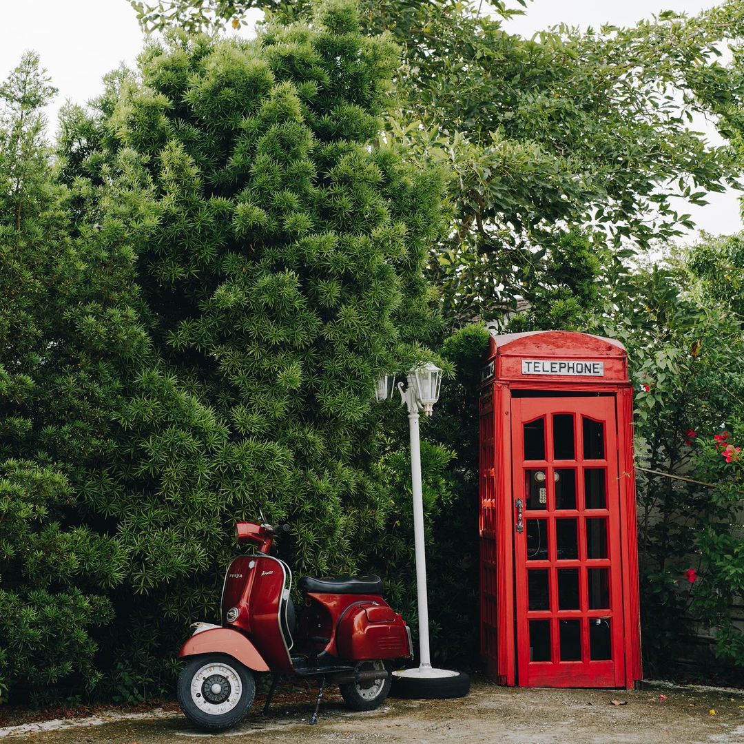 Terbenam dalam kehangatan retro di The Coffee Cottage.