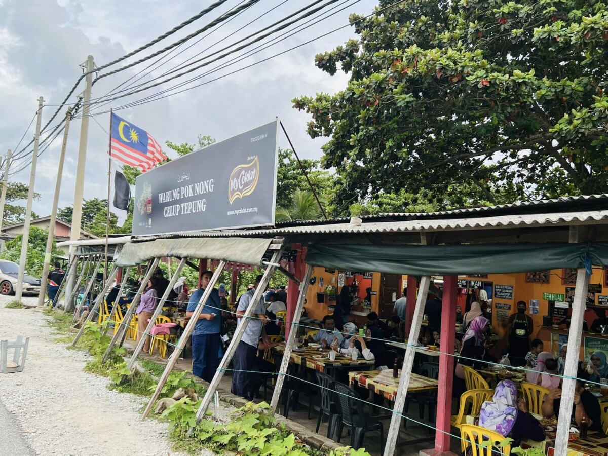 Kedai terletak berhadapan pantai, memang tenang dan cantik!