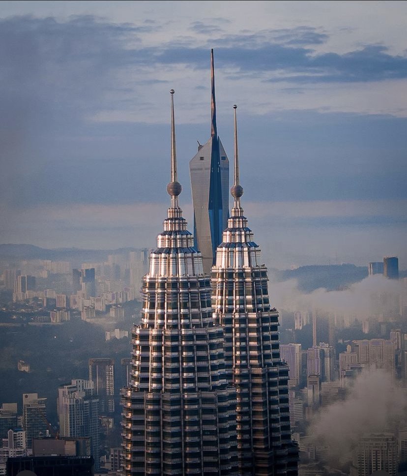 "Bersebelahan" dengan bangunan berkembar tertinggi di dunia. 