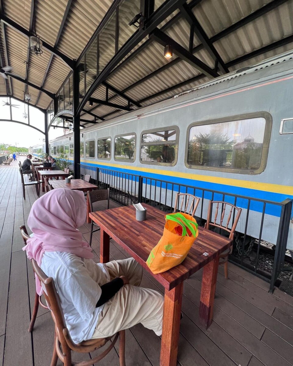 Penggunana koc lama keretapi menjadi tarikan utamanya. 