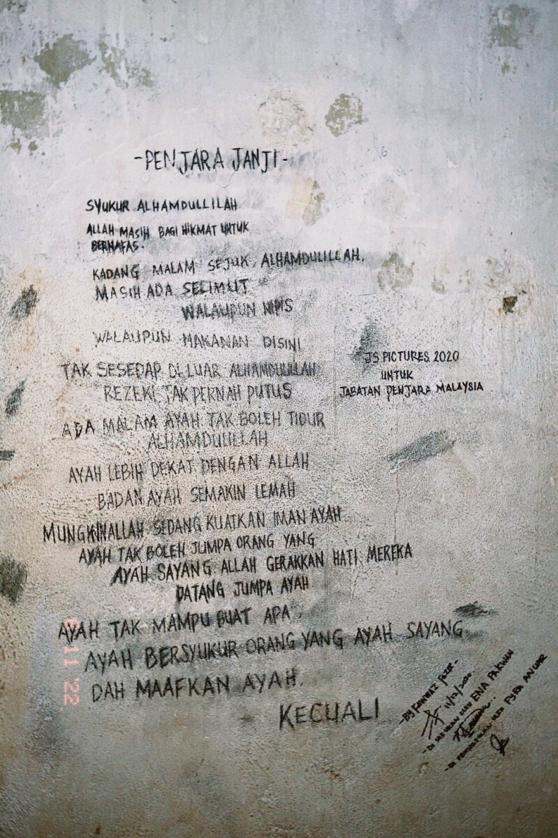 Coretan yang ditulis oleh seorang banduan di dindin