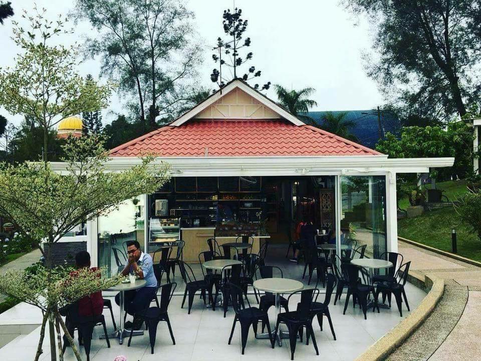 Kafe yang berada di puncak The Jerai Hills