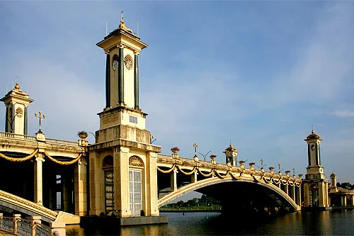 Jambatan Seri Gemilang mencipta pemandangan indah seperti jambatan emas ketika matahari terbenam