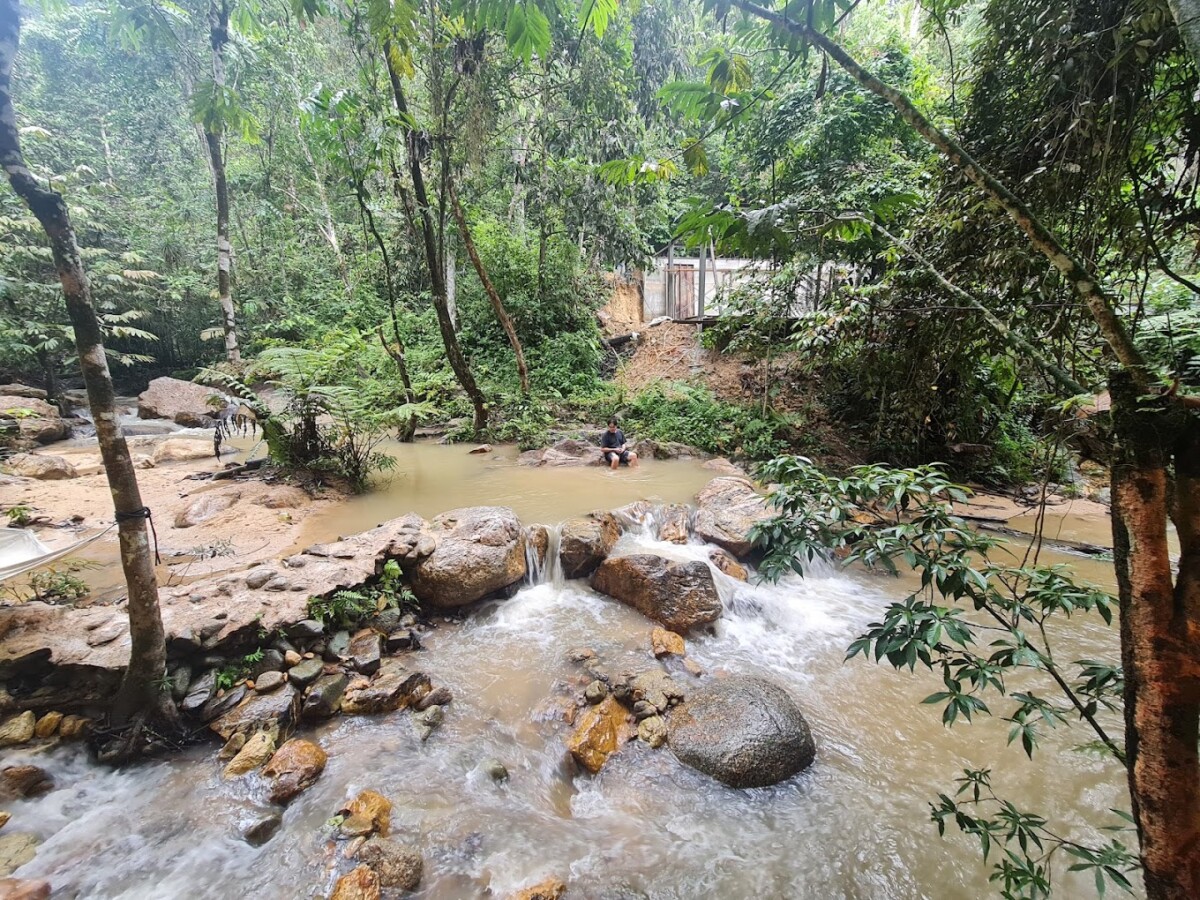 Penginapan Tepi Sungai