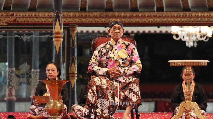 Sri Sultan Hamengkubuwono X adalah gabenor untuk Yogyakarta