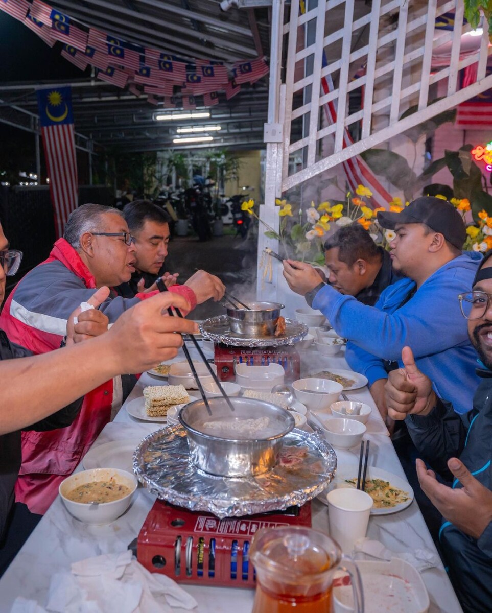 Ajak kawan makan ramai-ramai memang seronok!
