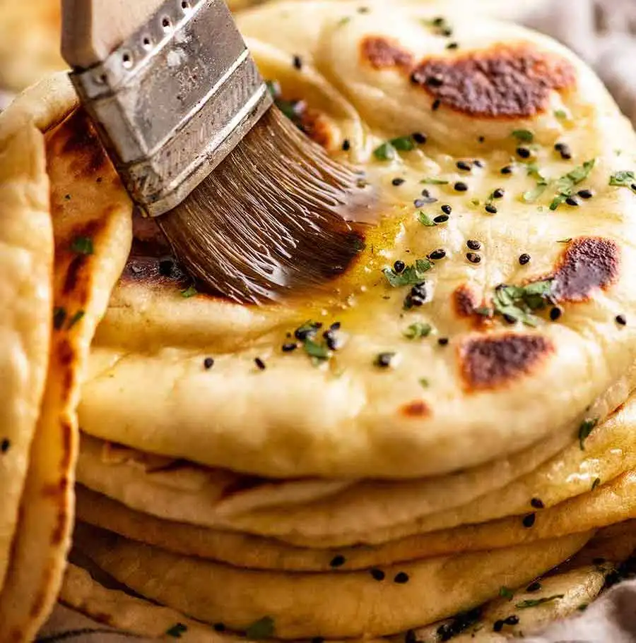 Naan sedap dinikmati pada waktu malam dengan ayam tandoori