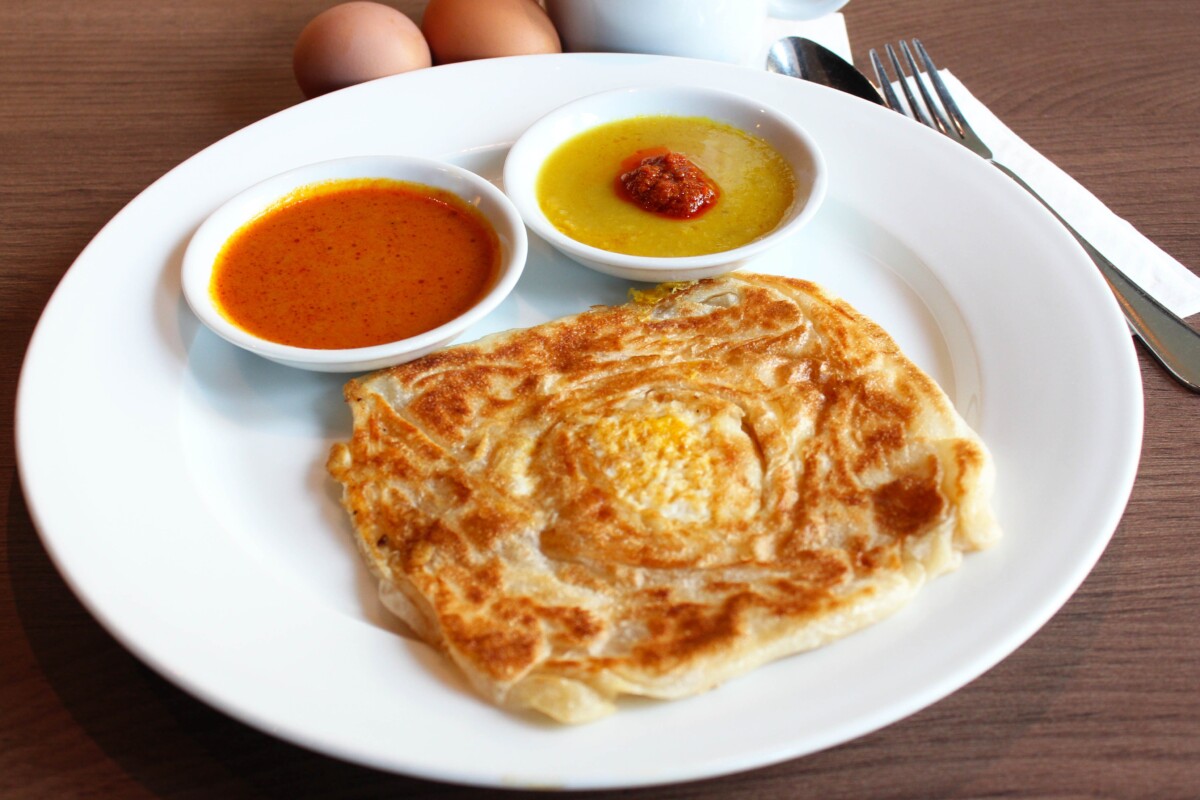 Telur cair di bahagian tengah membuatkan roti tampal kekal popular