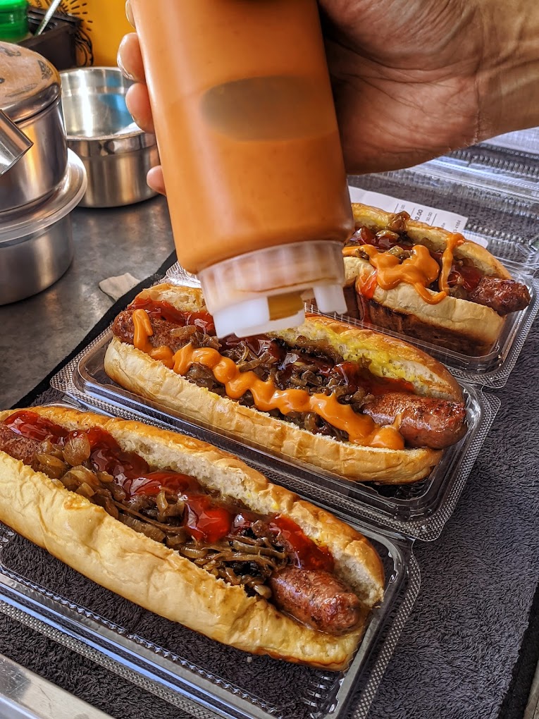 Hot dog merupakan makanan kegemaran pemilik kedai!