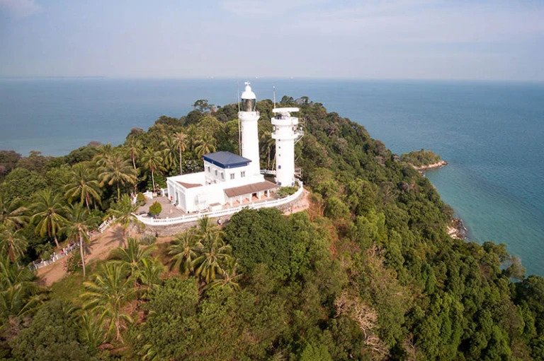 Jelajahi pesona alam Tanjung Tuan, destinasi pelancongan dengan keunikan tersendiri.