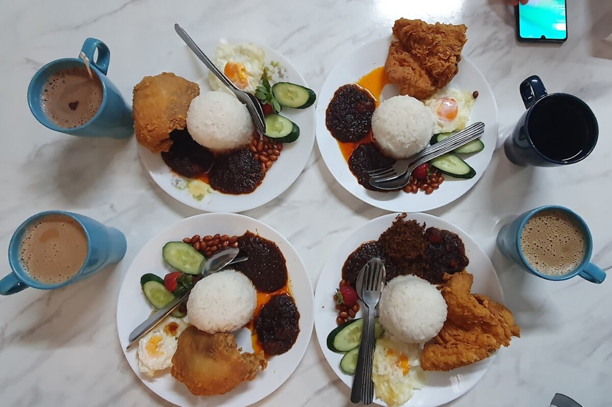 Nasi lemak strawberi juga menjadi pilihan ramai