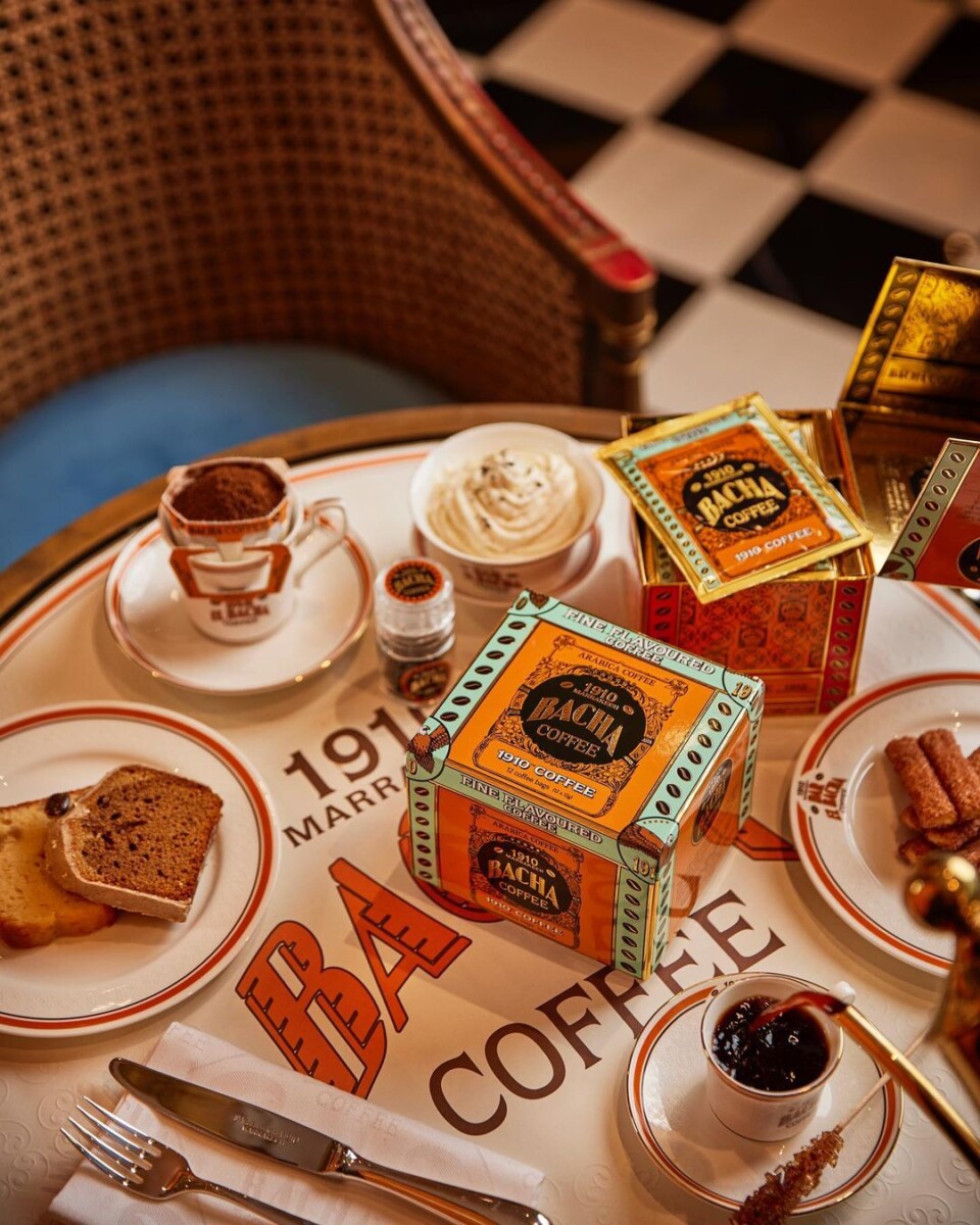 Mewah betul minum kopi kat kafe ini kan