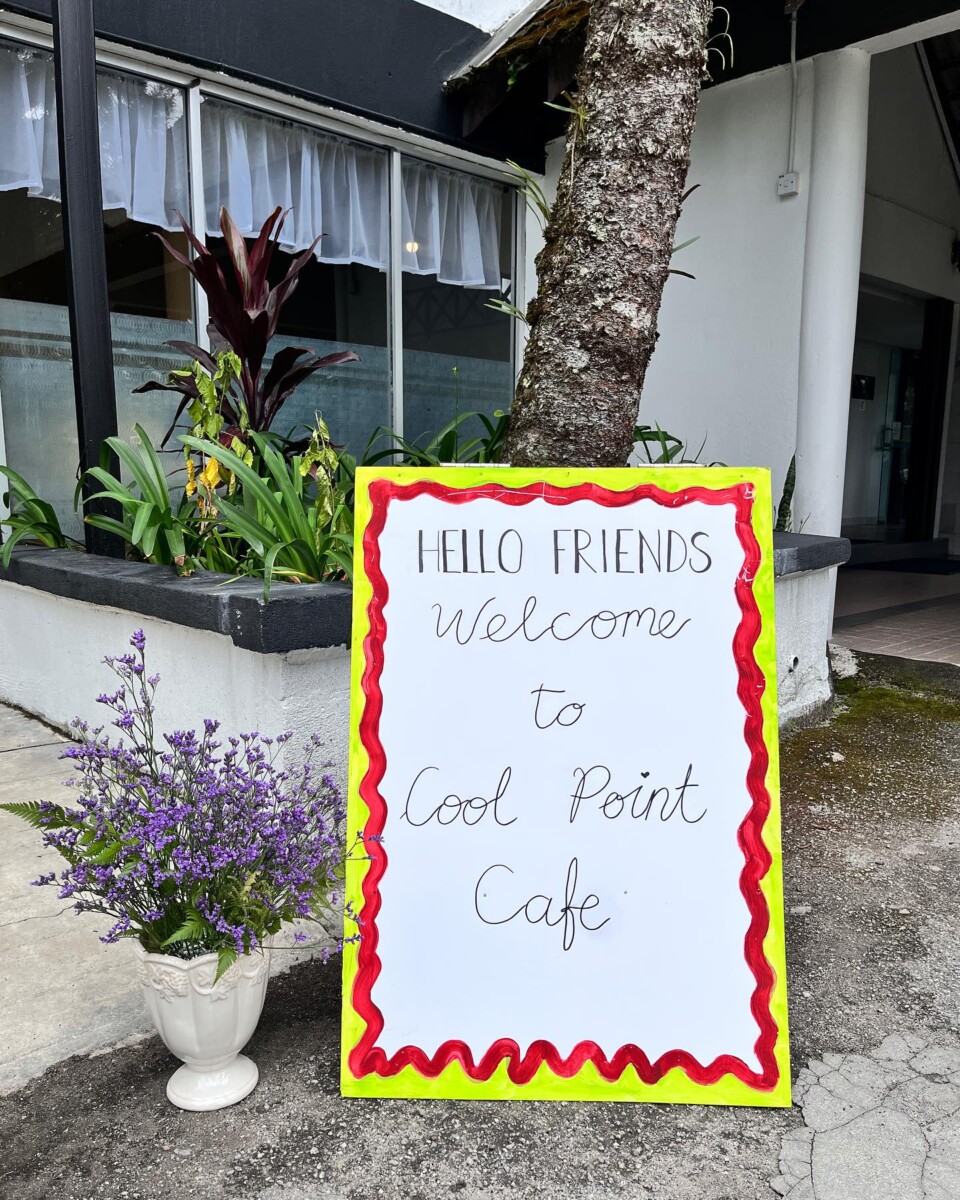 Terletak di Cool Point Hotel, kafe ini cukup menarik!