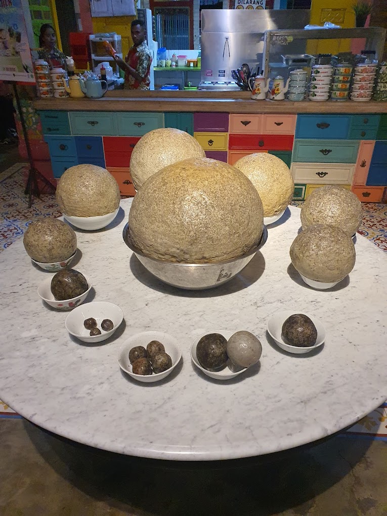 Pameran saiz bebola daging yang mereka jual di kedai ini!