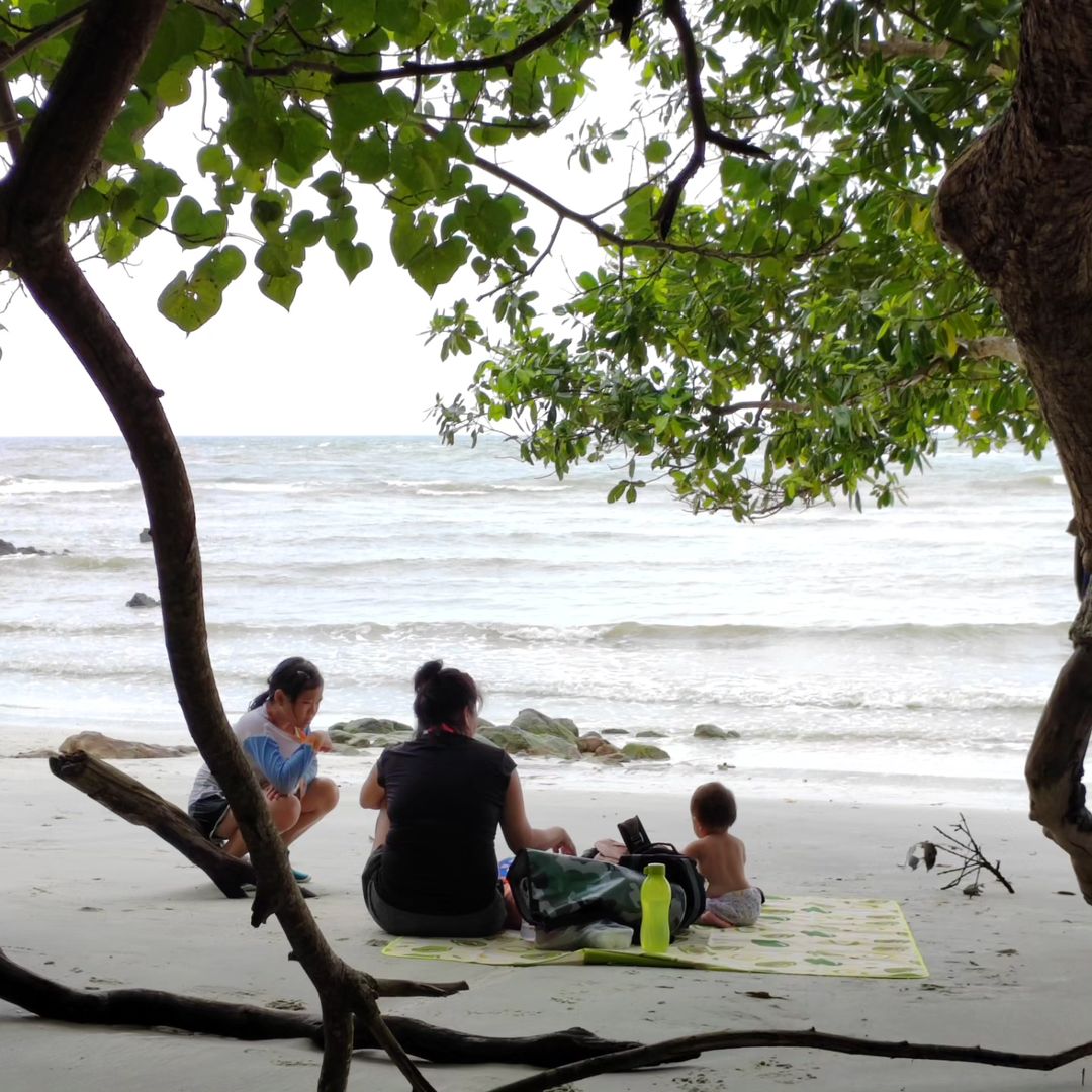 Pantai yang bersih, sesuai untik beriadah.