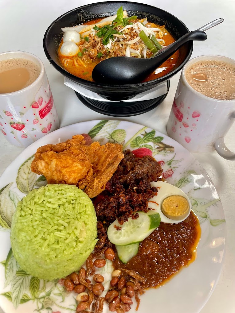 Nasi lemak mereka berwarna hijau pandan. Lain sedikit