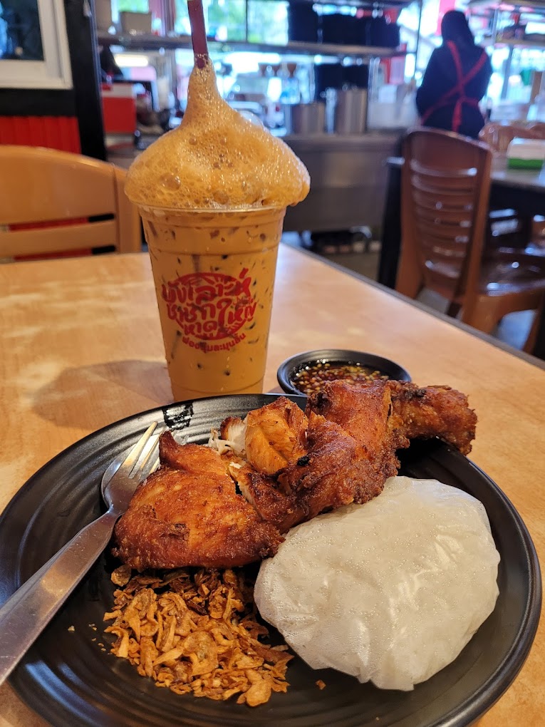 Ayam goreng di sini menjadi kegemaran ramai, wajib cuba