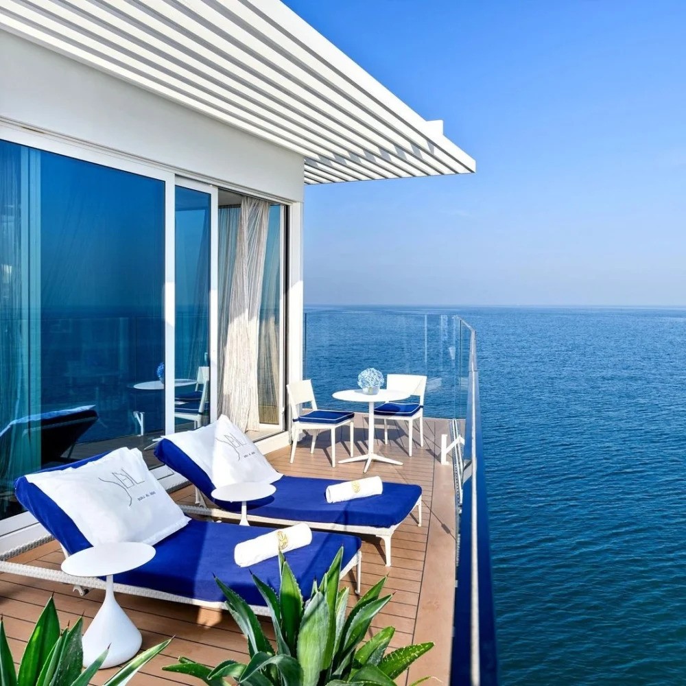 Dengan pemandangan yang hebat dari Burj Al Arab.