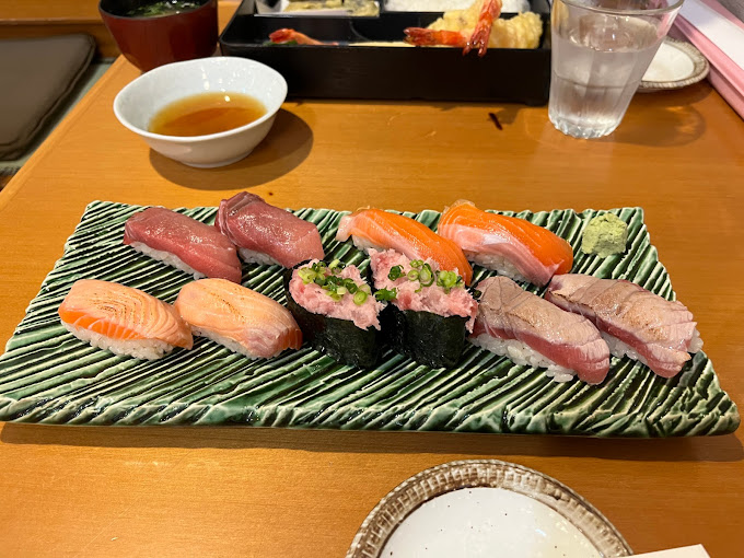 Mewah sungguh sushi yang dipamerkan ni