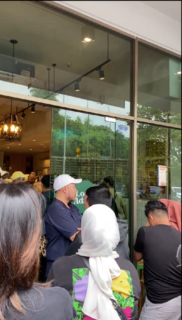 Sanggup tak korang beratur untuk menikmati cromboloni?