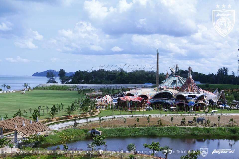 Istana Flintstones dibina dengan tema kartun tersebut daripada sebesar bahagian sehingga sekecil hiasan