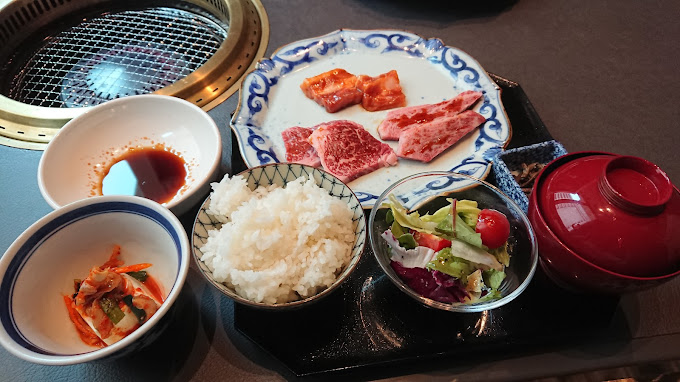 Set beef wagyu yakiniku adalah pengalaman yang wajib