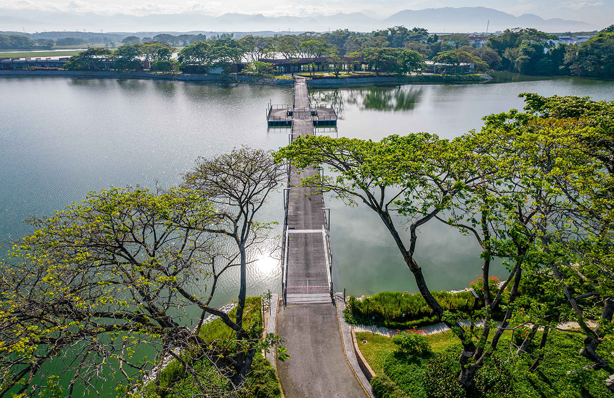Outlet ini turut menawarkan permandangan menakjubkan melalui tasik ini
