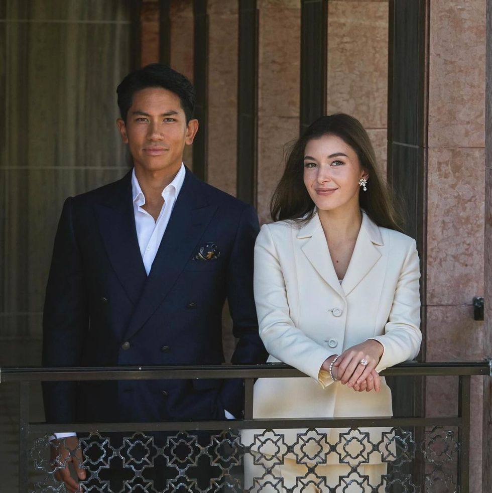 Pasangan yang sama cucuk ini menarik perhatian semua orang