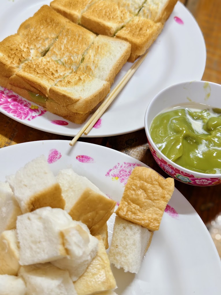 Sedap di makan pada waktu malam, roti lembut cicah kaya pandan
