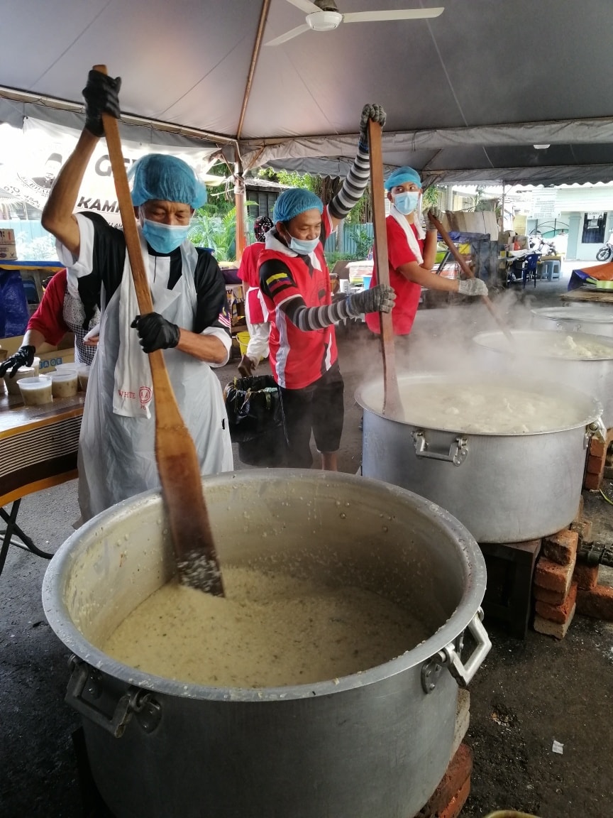 Masak bubur lambuk bergotong royong selalunya waktu bulan Ramadhan
