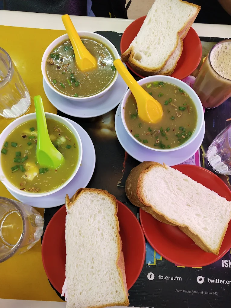 Roti lembut bila cicah ke dalam sup memang sedap