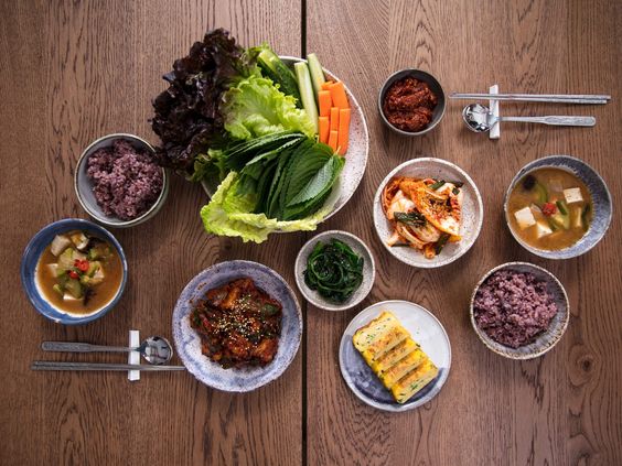 Makanan Korea Selatan memang penuh dengan lauk sampingan sayuran seperti ini