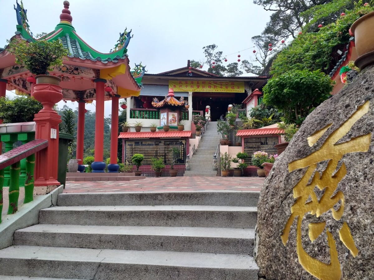 Taman ini terletak atas bukit memberikan permandangan yang menakjubkan