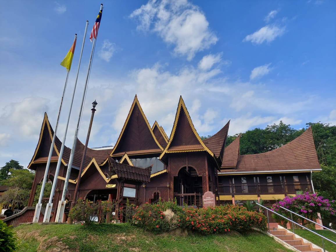 Negeri yang cukup terkenal dengan adat, Negeri Sembilan Darul Khusus