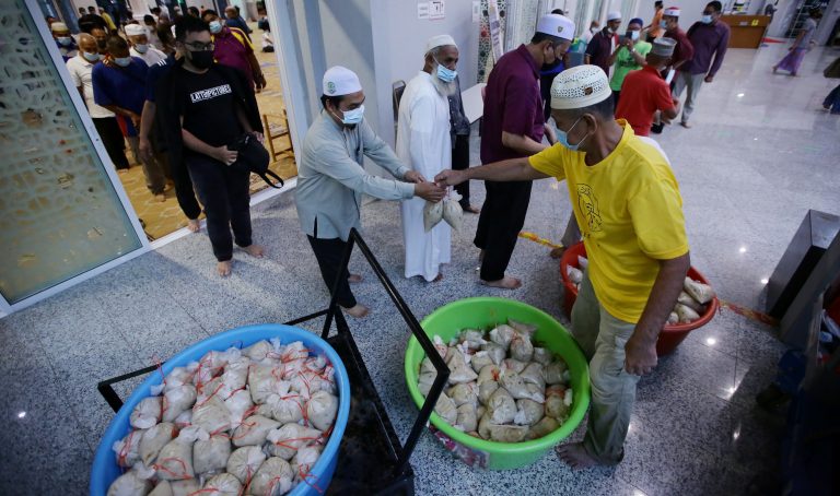 Sehingga kini tradisi pengagihan bubur lambuk masih diteruskan di masjid ini