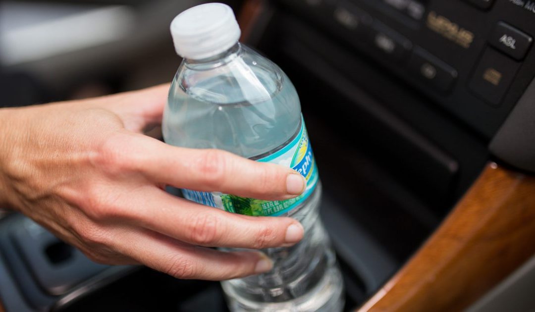 Botol air plastik seperti ini sering kita tinggal dalam kereta!