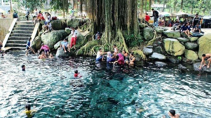 Padusan ialah tradisi dilakukan di kawasan Jawa Tengah