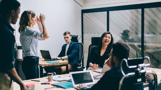 Ketika berada di pejabat kita perlu bersikap professional