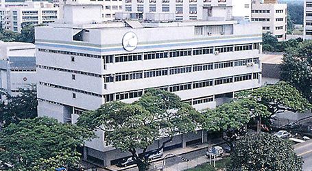 Syarikatnya berkembang mekar dan ini ofisnya sekitar tahun 70-an