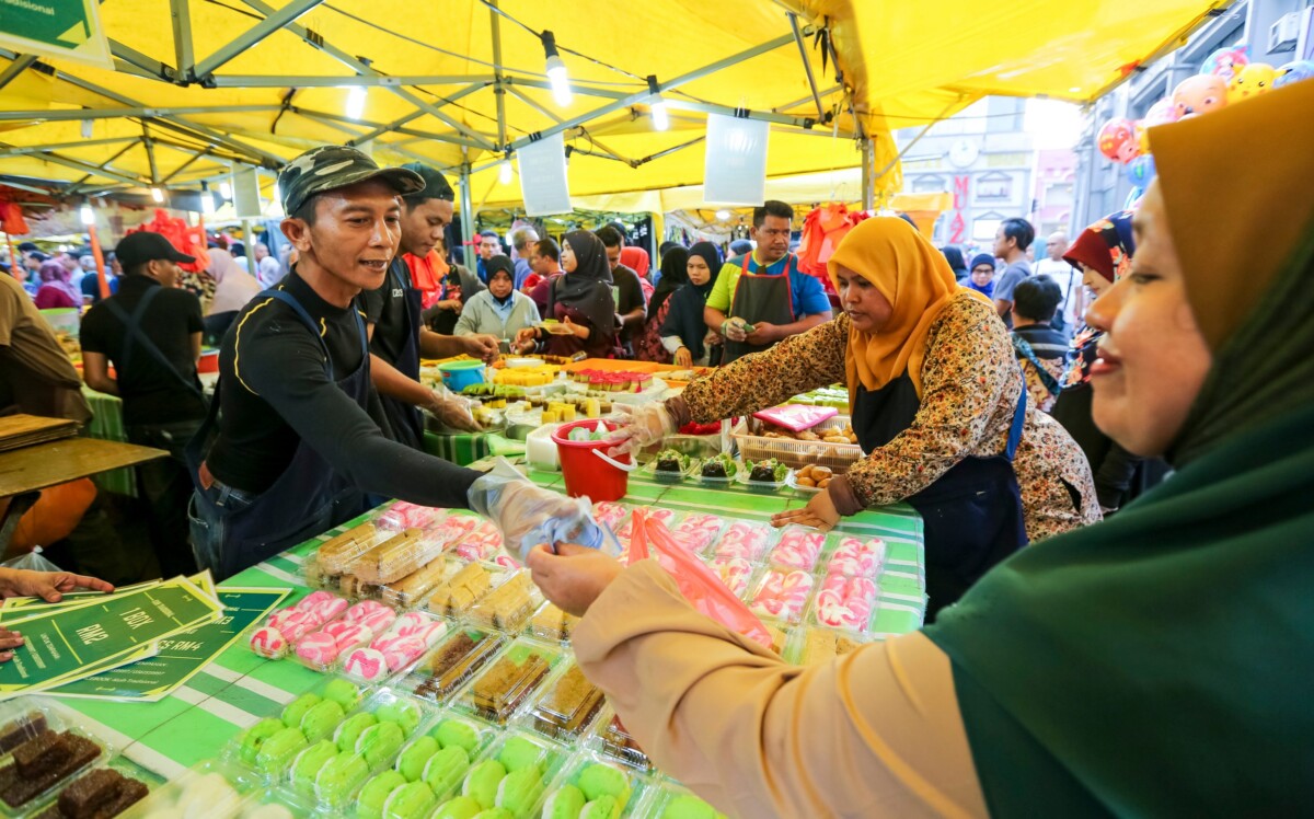 Di negara kita bazaar ramadhan memang wajib menjelang Ramadhan