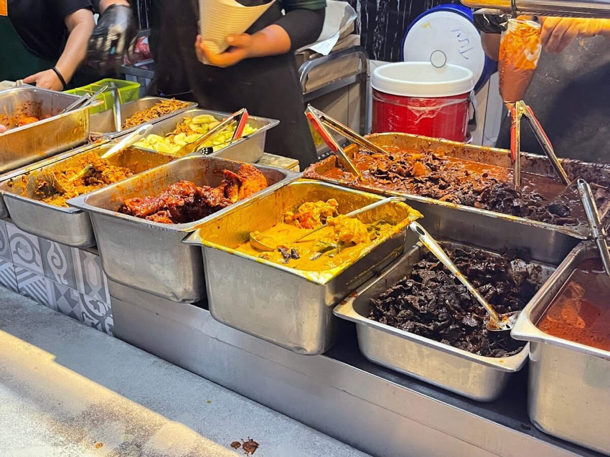 Lihat betapa banyak lauk untuk korang pilih!